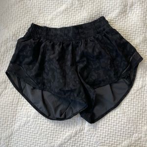 LULULEMON Hotty Hot Low-Rise Short